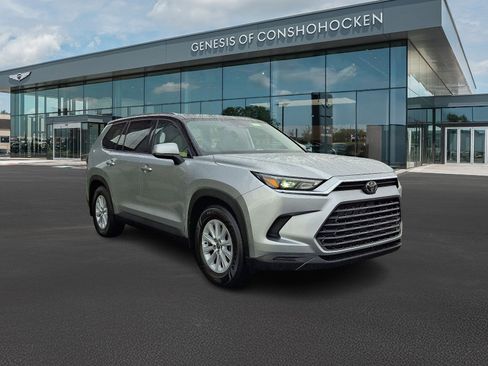 Used 2024 Toyota Grand Highlander XLE image 2