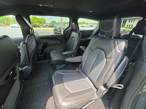 Used 2025 Chrysler Pacifica Select FWD image 19