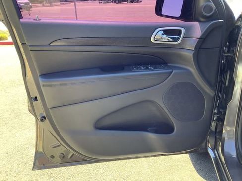 Used 2018 Jeep Grand Cherokee Altitude AWD/4WD image 9
