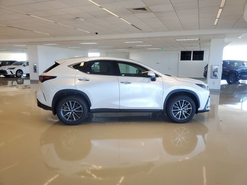 Used 2025 Lexus NX 250 FWD w/ Towing Package (2000 Lbs) image 12