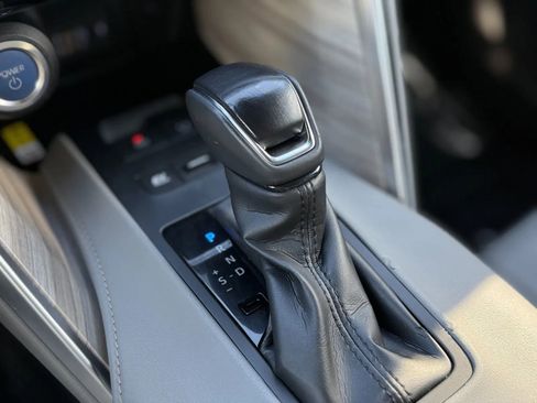 Used 2022 Toyota Venza Limited image 39