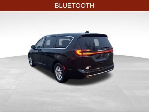 Used 2023 Chrysler Pacifica Touring-L image 5