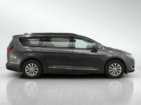 Used 2019 Chrysler Pacifica Touring-L image 6