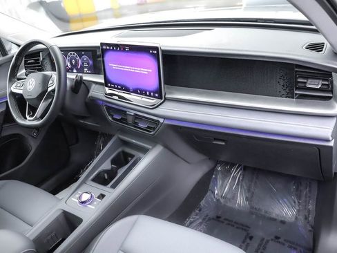 Used 2025 Volkswagen Tiguan SE image 24