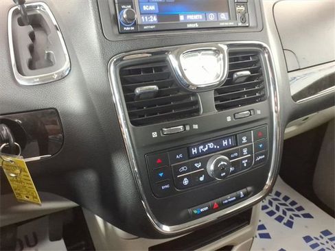 Used 2014 Chrysler Town & Country Touring-L w/ Driver Convenience Group image 24