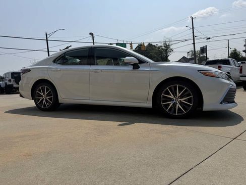 Used 2022 Toyota Camry XLE FWD image 5