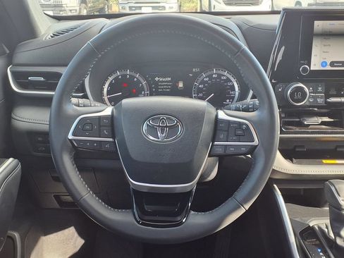 Used 2024 Toyota Highlander XSE FWD image 15