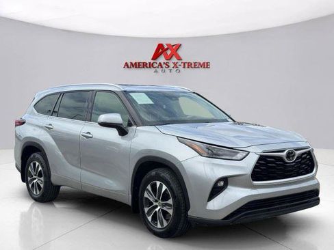 Used 2021 Toyota Highlander XLE AWD/4WD image 8