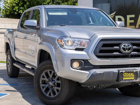 Used 2021 Toyota Tacoma SR5 AWD/4WD image 3