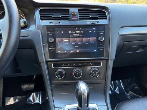 Used 2018 Volkswagen Golf SE image 11