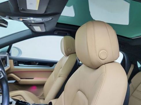 Used 2025 Porsche Cayenne Coupe AWD/4WD image 32