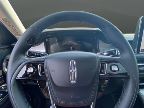 Used 2023 Lincoln Aviator AWD w/ Premium Package image 16