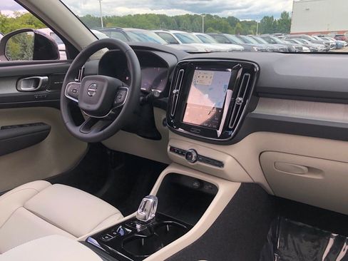 New 2026 Volvo XC40 B5 Ultra w/ Protection Package Premier image 18