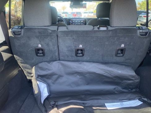 Used 2025 Jeep Wrangler Unlimited Rubicon image 28