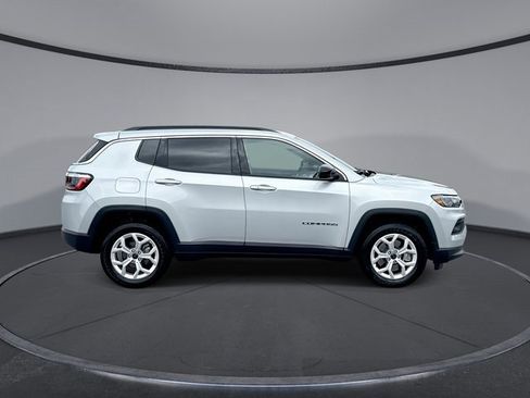 Used 2025 Jeep Compass Latitude image 9