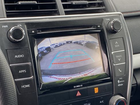 Used 2016 Toyota Camry SE FWD image 23