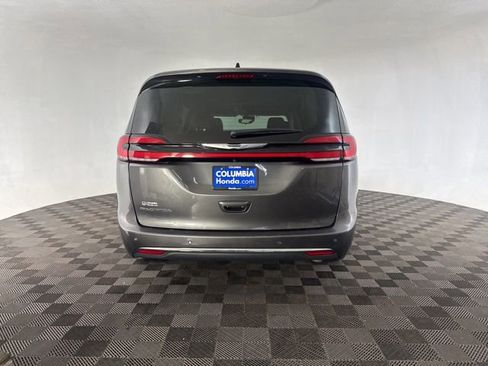 Used 2023 Chrysler Pacifica Touring-L image 9