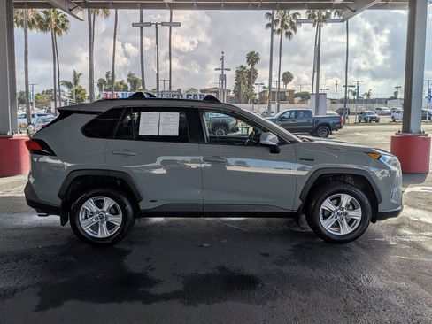 Used 2020 Toyota RAV4 XLE w/ Carpet Mat Package image 5