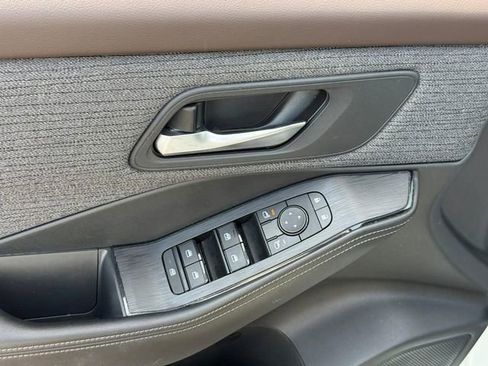 Used 2021 Nissan Rogue SV image 16