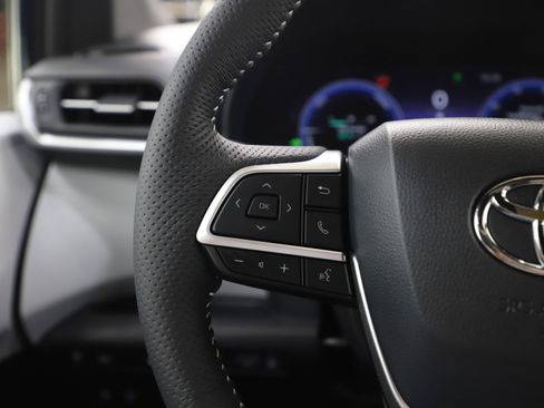 Used 2025 Toyota Sienna XSE image 28