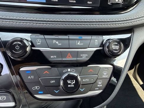 Used 2026 Chrysler Pacifica Limited FWD image 34