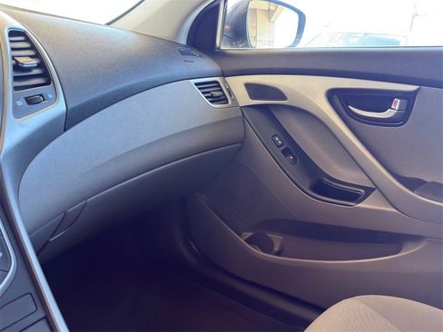 Used 2015 Hyundai Elantra SE image 18