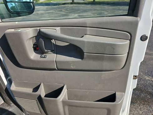 Used 2015 Chevrolet Express 2500 RWD image 12