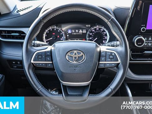 Used 2025 Toyota Highlander LE FWD image 33
