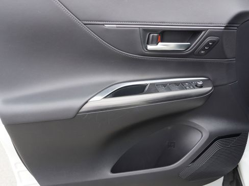 Used 2021 Toyota Venza XLE w/ Carpet Mat Package (TMS) image 19