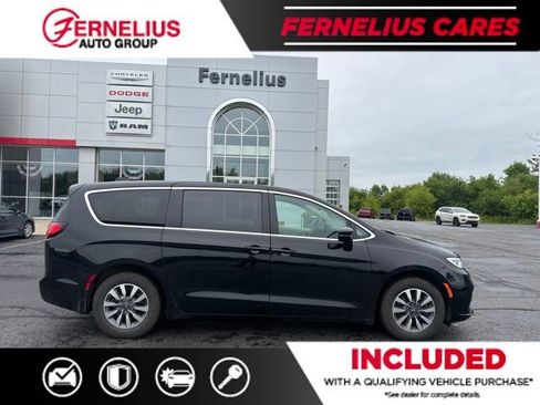 Used 2024 Chrysler Pacifica Limited FWD image 2