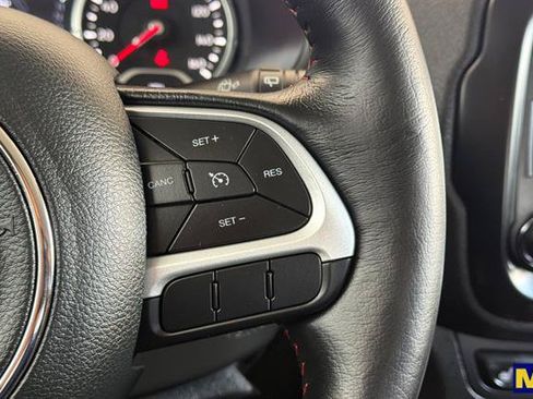 Used 2017 Jeep Renegade Trailhawk w/ Premium Trailhawk Package AWD/4WD image 32