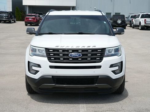 Used 2017 Ford Explorer XLT w/ Equipment Group 202A AWD/4WD image 2