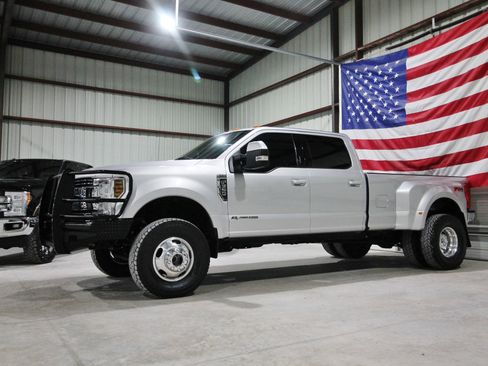 Used 2019 Ford F350 Lariat w/ Lariat Value Package image 4