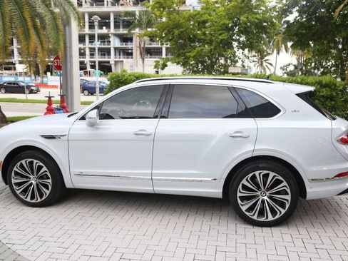Used 2021 Bentley Bentayga image 4
