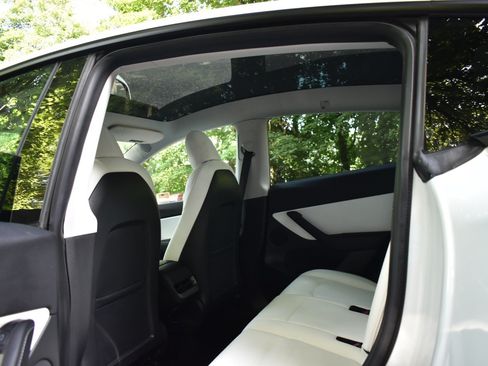 Used 2021 Tesla Model Y 2WD image 15