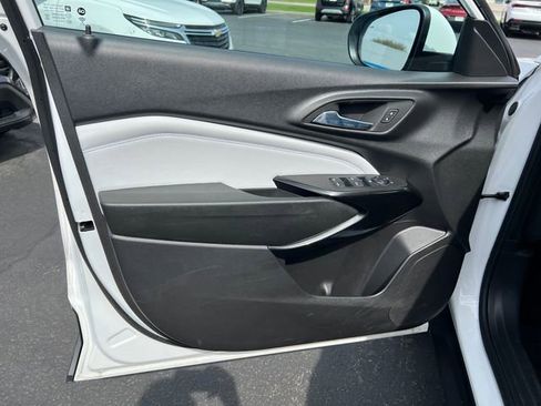 Used 2024 Chevrolet Trax LT w/ Sunroof Package FWD image 13