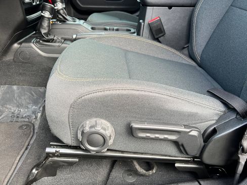 Used 2024 Jeep Wrangler Sport S image 15