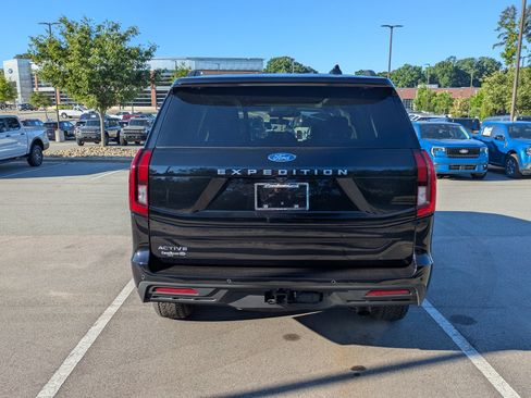 Certified 2025 Ford Expedition Active AWD/4WD image 5