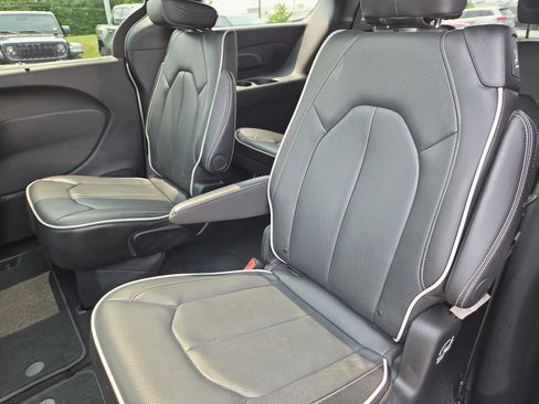 Used 2026 Chrysler Pacifica Limited FWD image 9