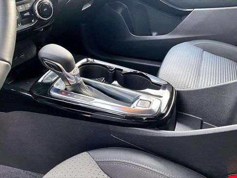 Used 2024 Chevrolet Trax LT w/ Sunroof Package image 17