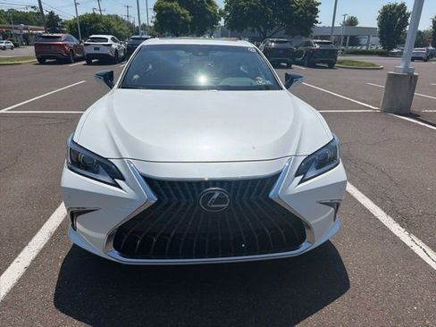 Used 2025 Lexus ES 300h w/ Technology Package FWD image 2