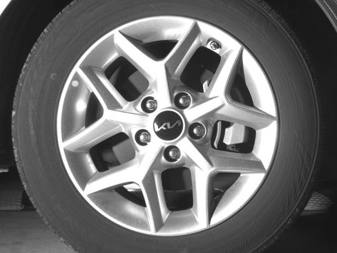 Used 2025 Kia Soul LX w/ LX Technology Package FWD image 13