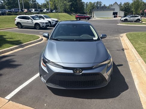Used 2022 Toyota Corolla LE FWD image 3