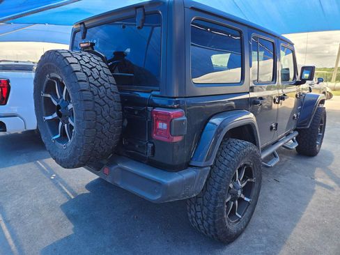Used 2018 Jeep Wrangler Unlimited Sahara AWD/4WD image 4