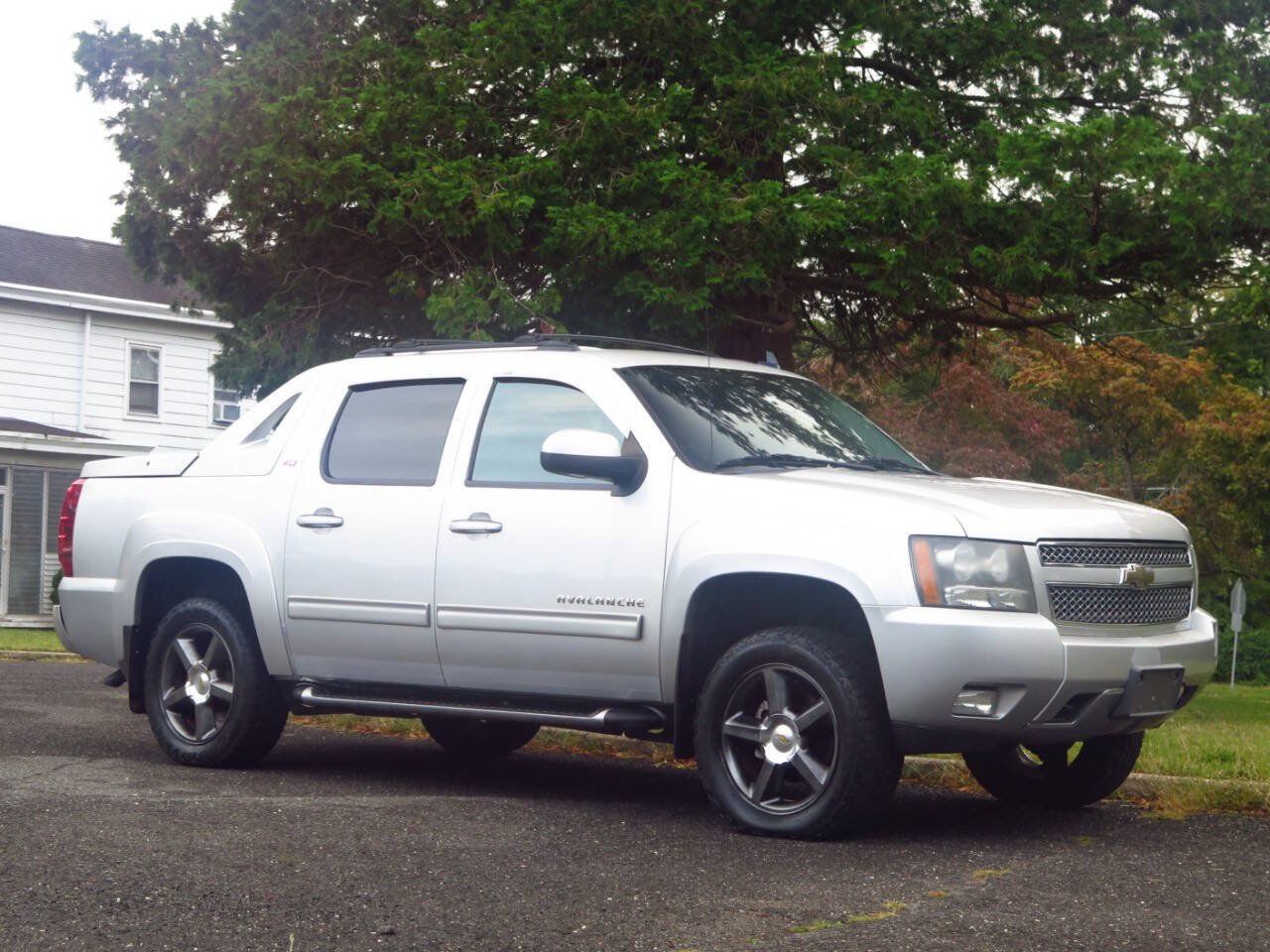 Used 2011 Chevrolet Avalanche LT w/ Luxury Package AWD/4WD image 6