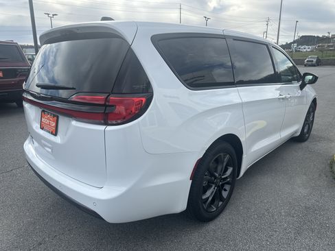 New 2026 Chrysler Pacifica Select FWD image 7