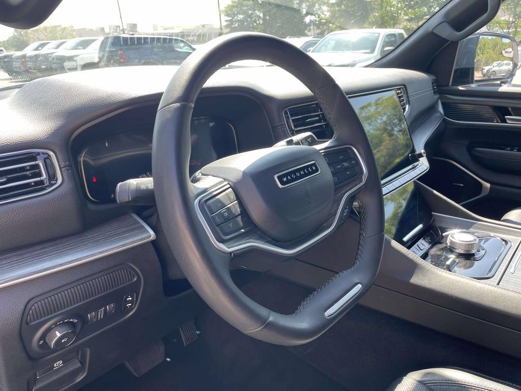 Used 2024 Jeep Wagoneer L Series II w/ Flexible Seating Group AWD/4WD image 18