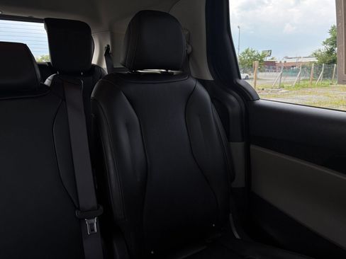 Used 2026 Kia Carnival FWD image 35