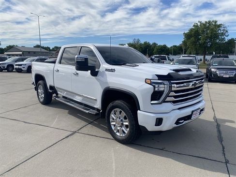 Used 2024 Chevrolet Silverado 2500 High Country w/ LPO, Dark Essentials Package AWD/4WD image 3