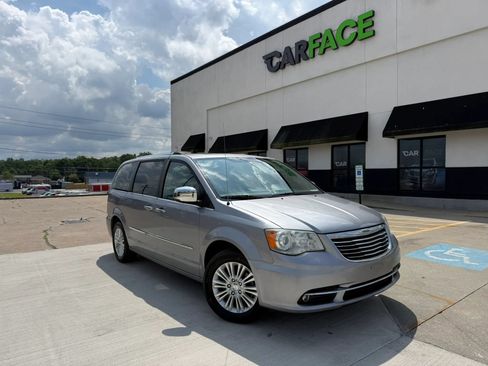 Used 2013 Chrysler Town & Country Limited w/ Luxury Group FWD image 1